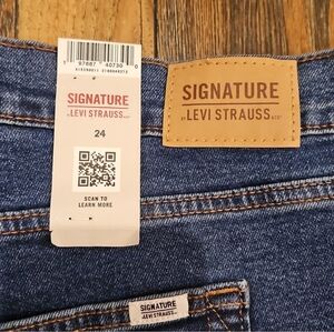 New. Levi's Strauss Blue Jean Shorts with High-Rise Cut-Off Style. Size‎ 24
